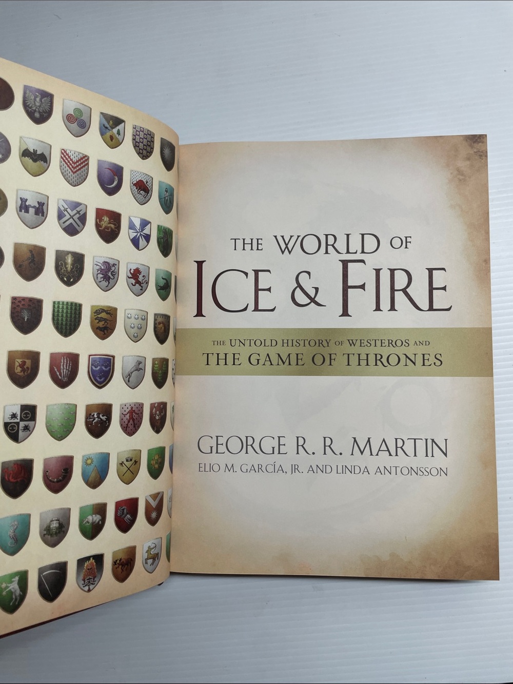 The World of Ice & Fire: The Untold History of Westeros and the Game of Thrones - Picture 5 of 12